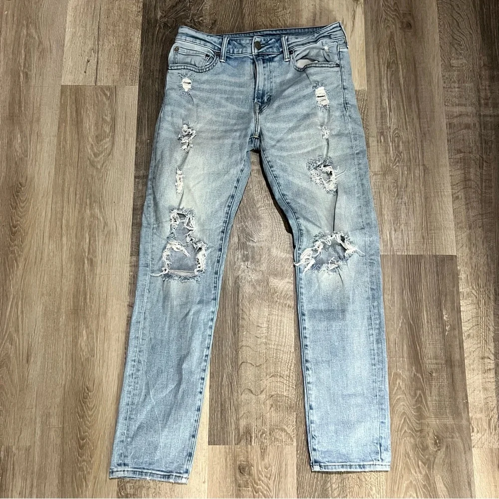 American Eagle Distressed Light Wash Slim Straight Jeans 33x32